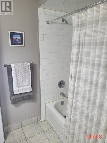 423 Central Avenue, London, ON - Indoor Photo Showing Bathroom