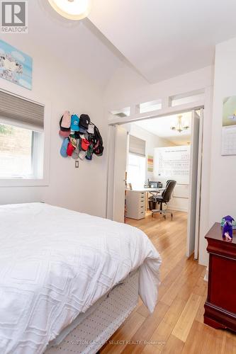 113 Wharncliffe Road N, London, ON - Indoor Photo Showing Bedroom