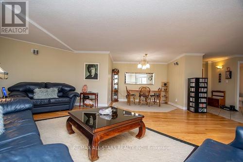 305 - 51 Rivermill Boulevard, Kawartha Lakes (Lindsay), ON - Indoor Photo Showing Living Room