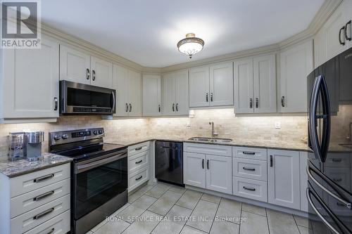 419 Spillsbury Drive, Peterborough (Otonabee), ON - Indoor Photo Showing Kitchen With Upgraded Kitchen