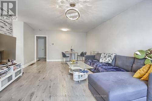 211 Axminster Drive, Richmond Hill (Crosby), ON - Indoor Photo Showing Living Room