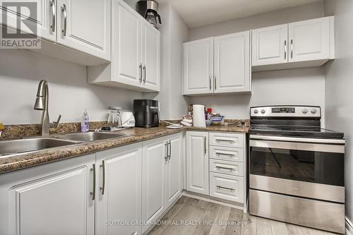 211 Axminster Drive, Richmond Hill, ON - Indoor Photo Showing Kitchen With Double Sink