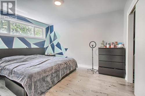 211 Axminster Drive, Richmond Hill, ON - Indoor Photo Showing Bedroom