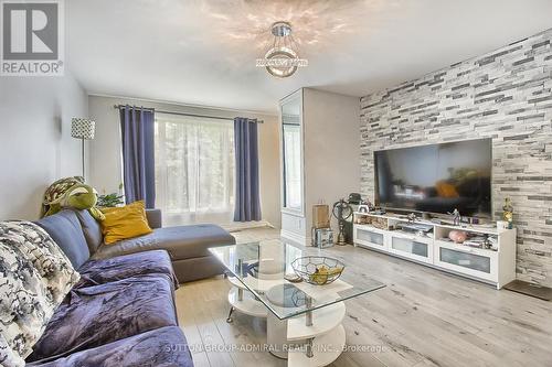 211 Axminster Drive, Richmond Hill (Crosby), ON - Indoor Photo Showing Living Room