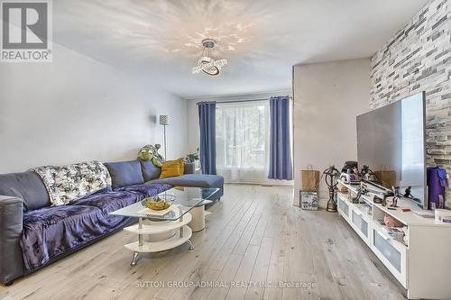 211 Axminster Drive, Richmond Hill, ON - Indoor Photo Showing Living Room