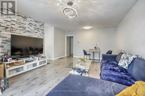 211 Axminster Drive, Richmond Hill (Crosby), ON - Indoor Photo Showing Living Room