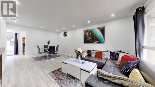 13 Courtleigh Square, Brampton (Heart Lake East), ON - Indoor Photo Showing Living Room