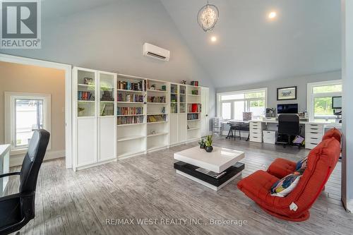 2081 20Th Side Road, Milton (Nassagaweya), ON - Indoor Photo Showing Living Room