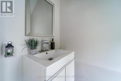 2081 20Th Side Road, Milton (Nassagaweya), ON - Indoor Photo Showing Bathroom