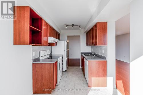 2011 - 55 Strathaven Drive W, Mississauga, ON - Indoor Photo Showing Kitchen With Double Sink