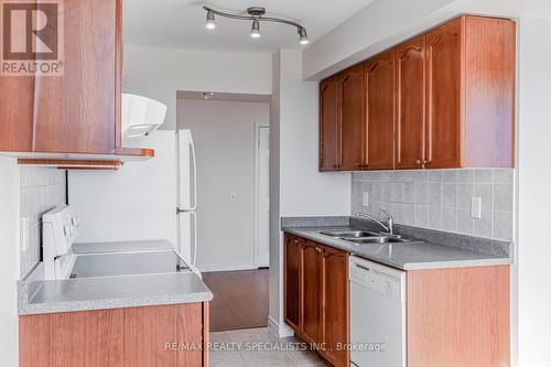 2011 - 55 Strathaven Drive W, Mississauga (Hurontario), ON - Indoor Photo Showing Kitchen With Double Sink