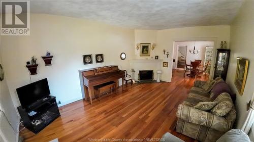 2029 Iroquois Street, Windsor, ON - Indoor Photo Showing Living Room