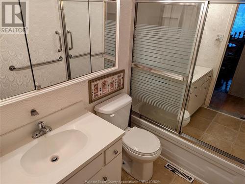 2029 Iroquois Street, Windsor, ON - Indoor Photo Showing Bathroom