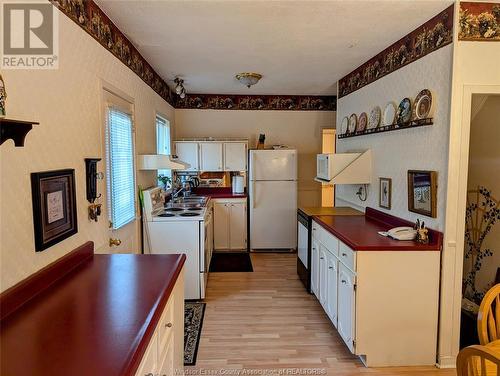 2029 Iroquois Street, Windsor, ON - Indoor Photo Showing Kitchen