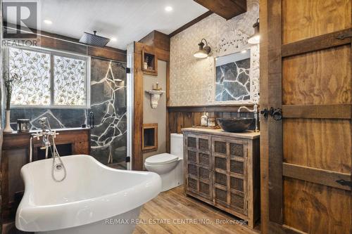 514369 2Nd Line, Amaranth, ON - Indoor Photo Showing Bathroom