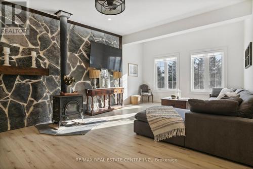 514369 2Nd Line, Amaranth, ON - Indoor Photo Showing Living Room