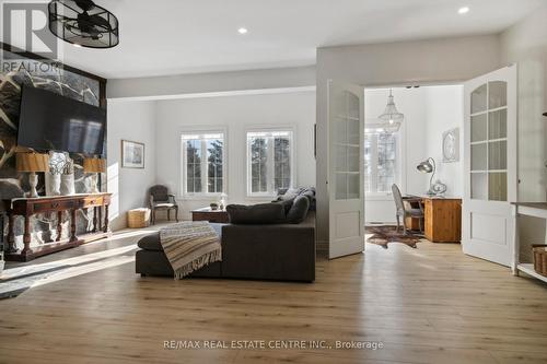 514369 2Nd Line, Amaranth, ON - Indoor Photo Showing Living Room