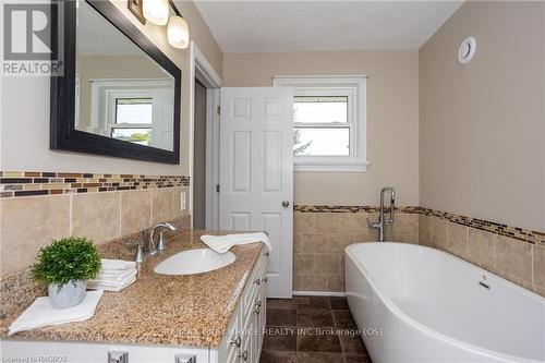 397810 Concession 10, Meaford, ON - Indoor Photo Showing Bathroom