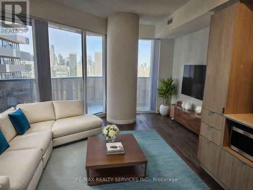 3116 - 138 Downes Street, Toronto, ON - Indoor Photo Showing Living Room