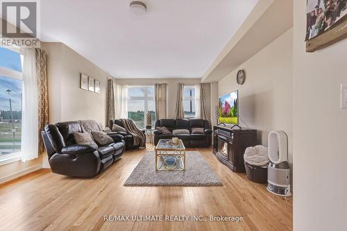 2632 Castlegate Crossing Drive, Pickering, ON - Indoor Photo Showing Living Room