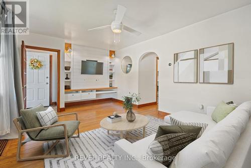 4456 Sixth Avenue, Niagara Falls (Downtown), ON - Indoor Photo Showing Living Room