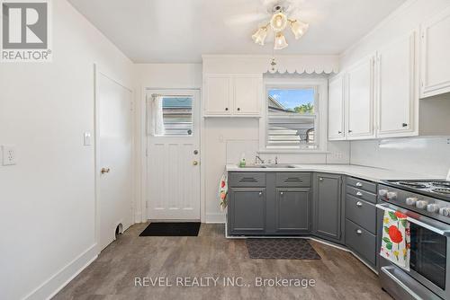 4456 Sixth Avenue, Niagara Falls (Downtown), ON - Indoor Photo Showing Kitchen