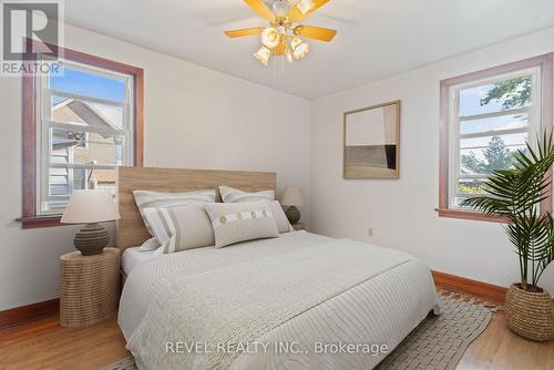 4456 Sixth Avenue, Niagara Falls (Downtown), ON - Indoor Photo Showing Bedroom