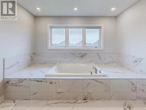 2027 Webster Boulevard, Innisfil, ON - Indoor Photo Showing Bathroom