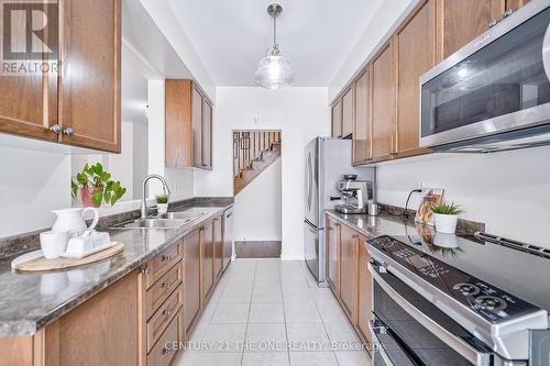 47 Hawkes Drive, Richmond Hill, ON - Indoor Photo Showing Kitchen With Double Sink