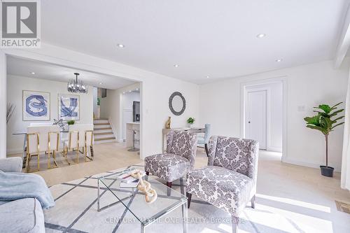 140 Orchard Heights Boulevard, Aurora, ON - Indoor Photo Showing Living Room