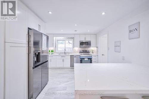 140 Orchard Heights Boulevard, Aurora, ON - Indoor Photo Showing Kitchen