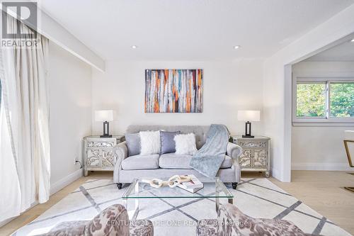 140 Orchard Heights Boulevard, Aurora, ON - Indoor Photo Showing Living Room