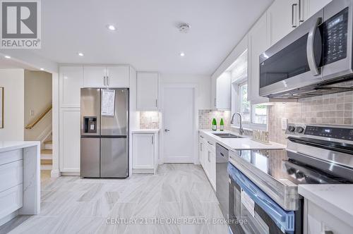 140 Orchard Heights Boulevard, Aurora (Hills Of St Andrew), ON - Indoor Photo Showing Kitchen With Double Sink With Upgraded Kitchen