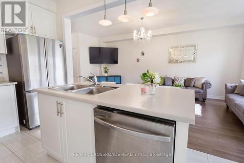 118 Tumblewood Place W, Welland, ON - Indoor Photo Showing Kitchen With Double Sink