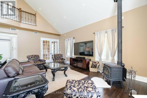 18873 Heart Lake Road, Caledon, ON - Indoor Photo Showing Living Room