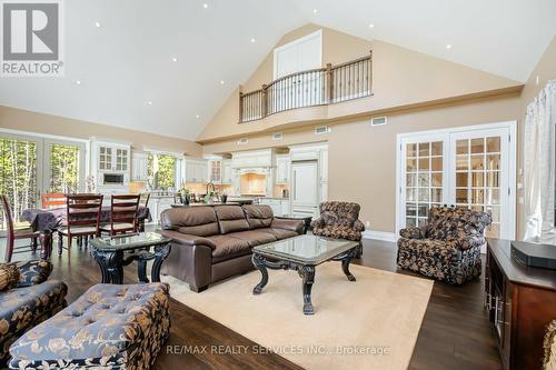 18873 Heart Lake Road, Caledon, ON - Indoor Photo Showing Living Room