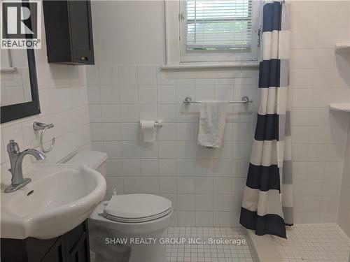 157 Cityview Drive N, Guelph (Grange Hill East), ON - Indoor Photo Showing Bathroom