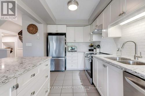 171 Westbank Trail, Hamilton (Stoney Creek Mountain), ON - Indoor Photo Showing Kitchen With Double Sink With Upgraded Kitchen