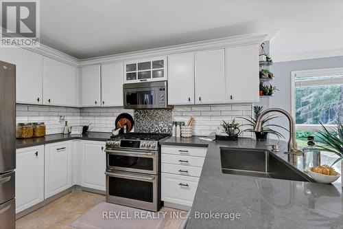 46 Royal Estate Drive, Kawartha Lakes (Pontypool), ON - Indoor Photo Showing Kitchen With Stainless Steel Kitchen With Upgraded Kitchen