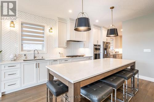 31 Royal Dornoch Drive, St. Thomas, ON - Indoor Photo Showing Kitchen With Upgraded Kitchen