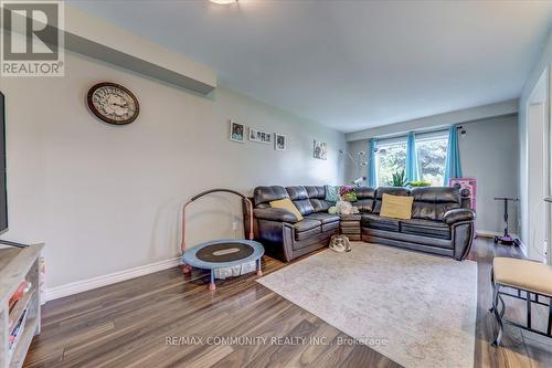 1813 Dalhousie Crescent, Oshawa, ON - Indoor Photo Showing Living Room