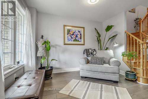 341 Woodfern Way, Newmarket, ON - Indoor Photo Showing Living Room