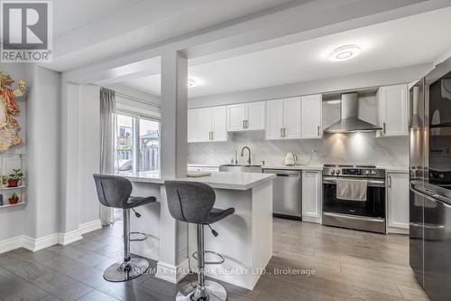 341 Woodfern Way, Newmarket, ON - Indoor Photo Showing Kitchen With Upgraded Kitchen