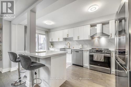 341 Woodfern Way, Newmarket, ON - Indoor Photo Showing Kitchen With Upgraded Kitchen