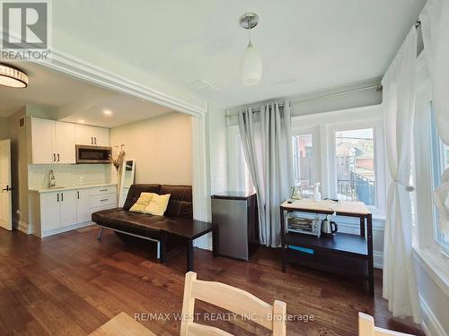 164 Dunn Avenue, Toronto (South Parkdale), ON - Indoor Photo Showing Kitchen