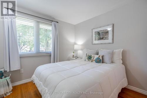 483 Grand View Avenue, London, ON - Indoor Photo Showing Bedroom