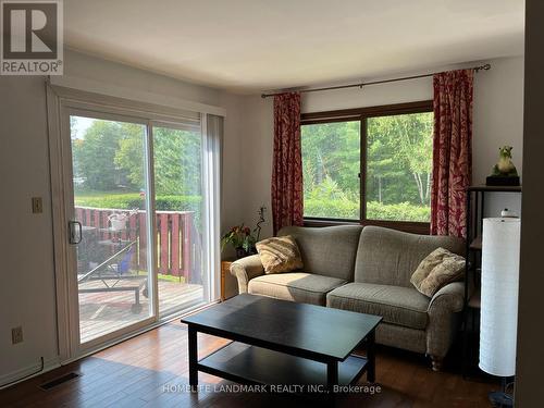 136 Frontenac Crescent, Deep River, ON - Indoor Photo Showing Living Room