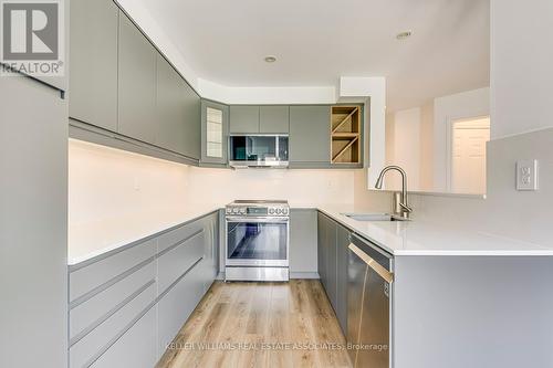 2254 Empire Crescent, Burlington, ON - Indoor Photo Showing Kitchen With Upgraded Kitchen