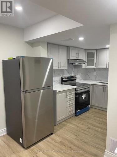 19 Dale Meadows Road, Brampton, ON - Indoor Photo Showing Kitchen