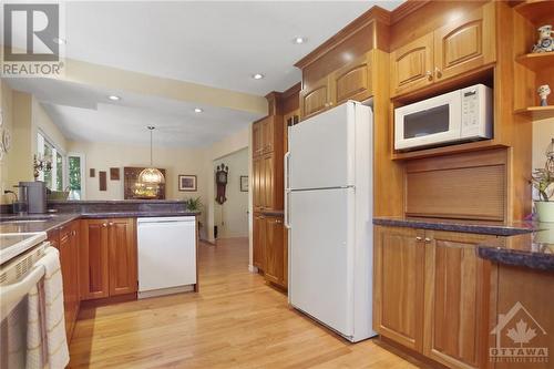 18 Kingsford Crescent, Kanata, ON - Indoor Photo Showing Kitchen